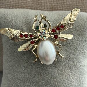 🐝 Vintage Style Rhinestone & Faux Pearl Bee Brooch – Gold Tone Statement Pin